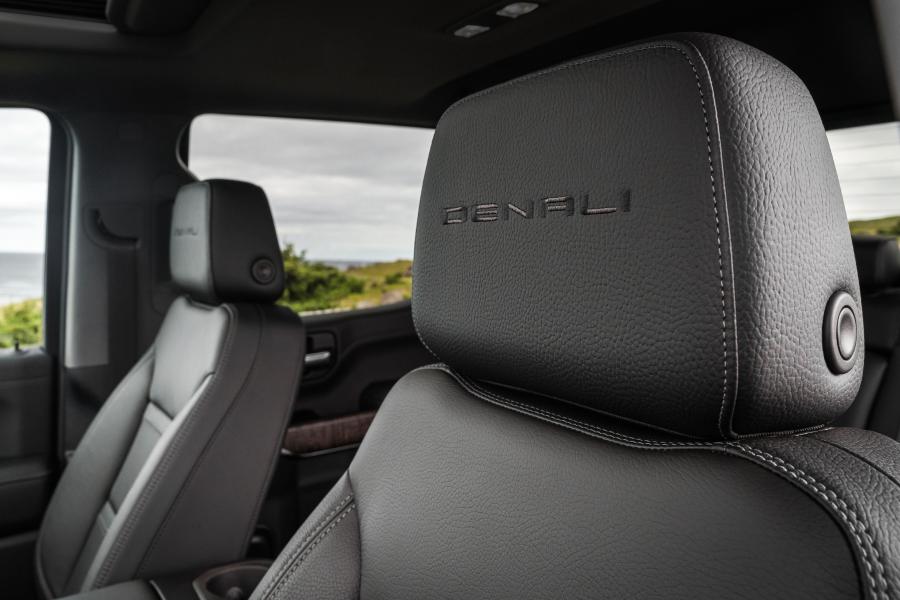 Детали интерьера GMC Sierra Denali Crew Cab 2018 года  (фото 37 из 45)
